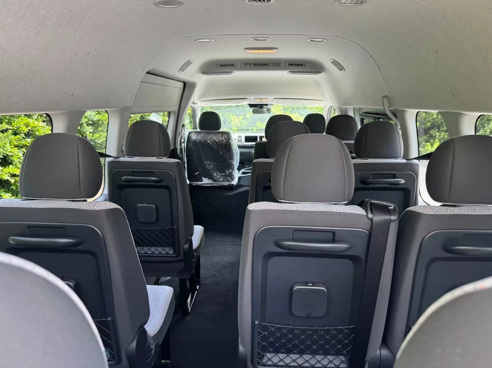 2025 Toyota Hiace Commuter – 2.8 GL Diesel Turbo for export from Japan