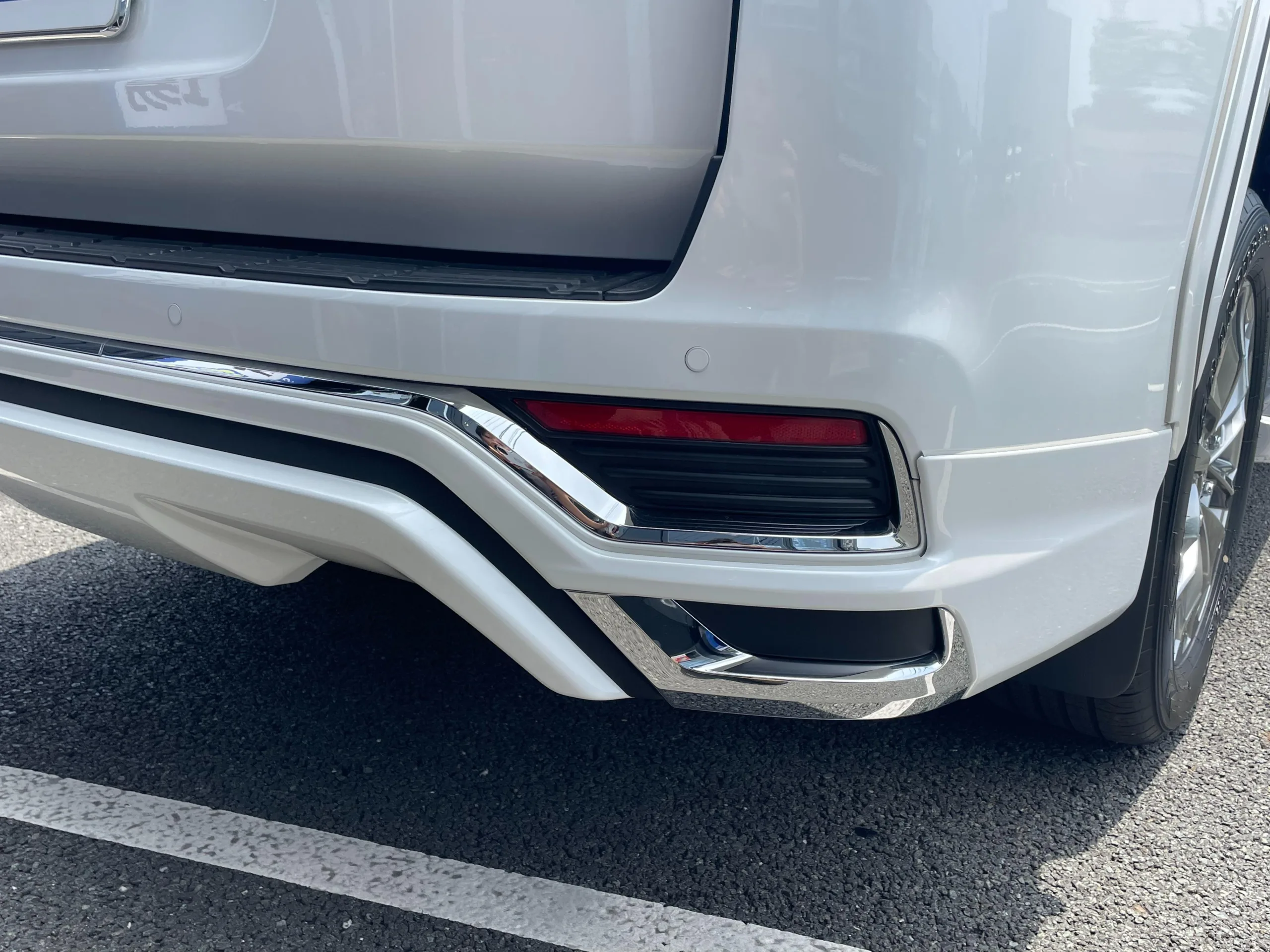 2025 Toyota Land Cruiser 300 ZX 4WD – Luxury Flagship
