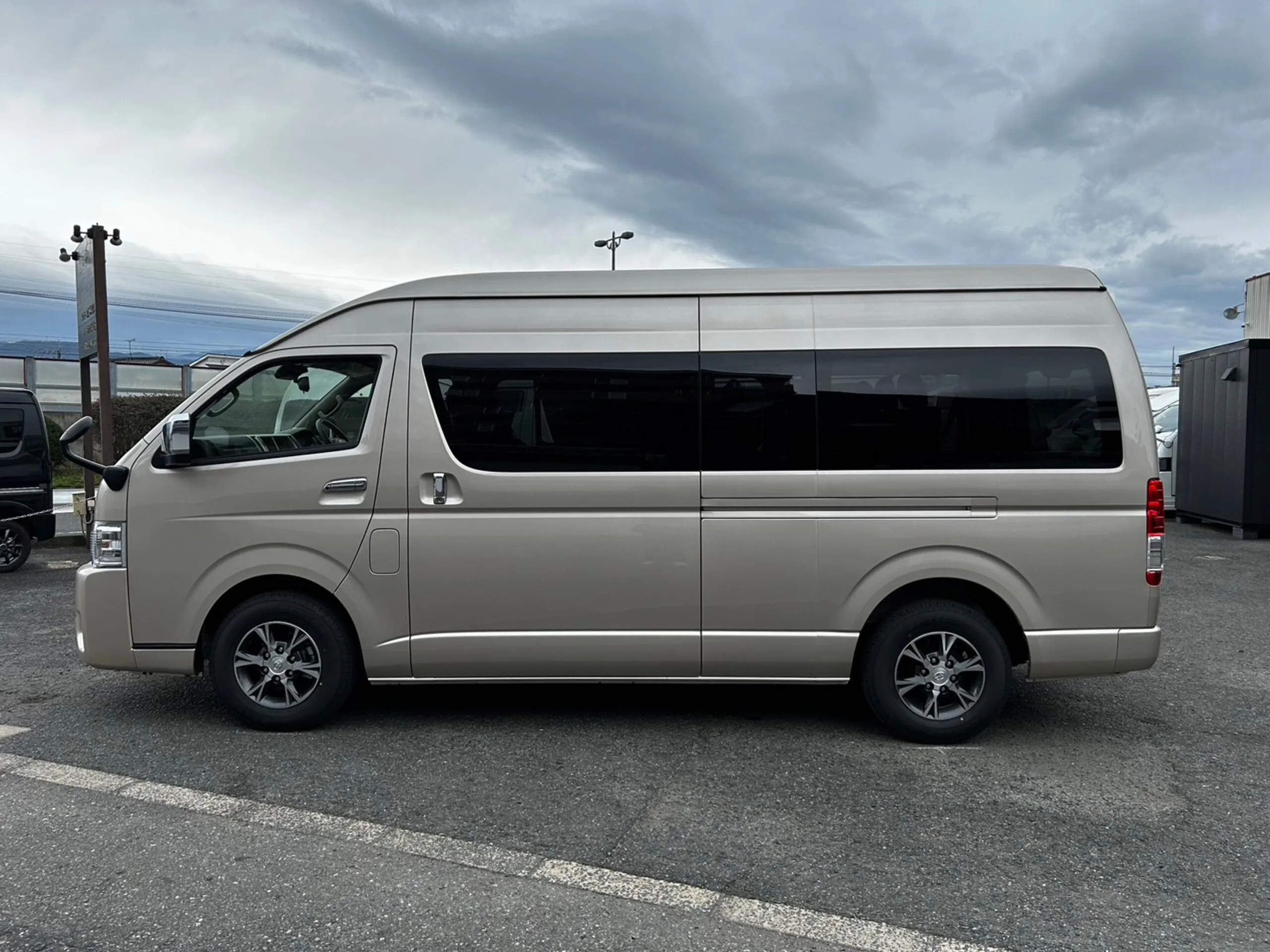 2026 Toyota Hiace 2.7 Grand Cabin 10 Seater for export from Japan