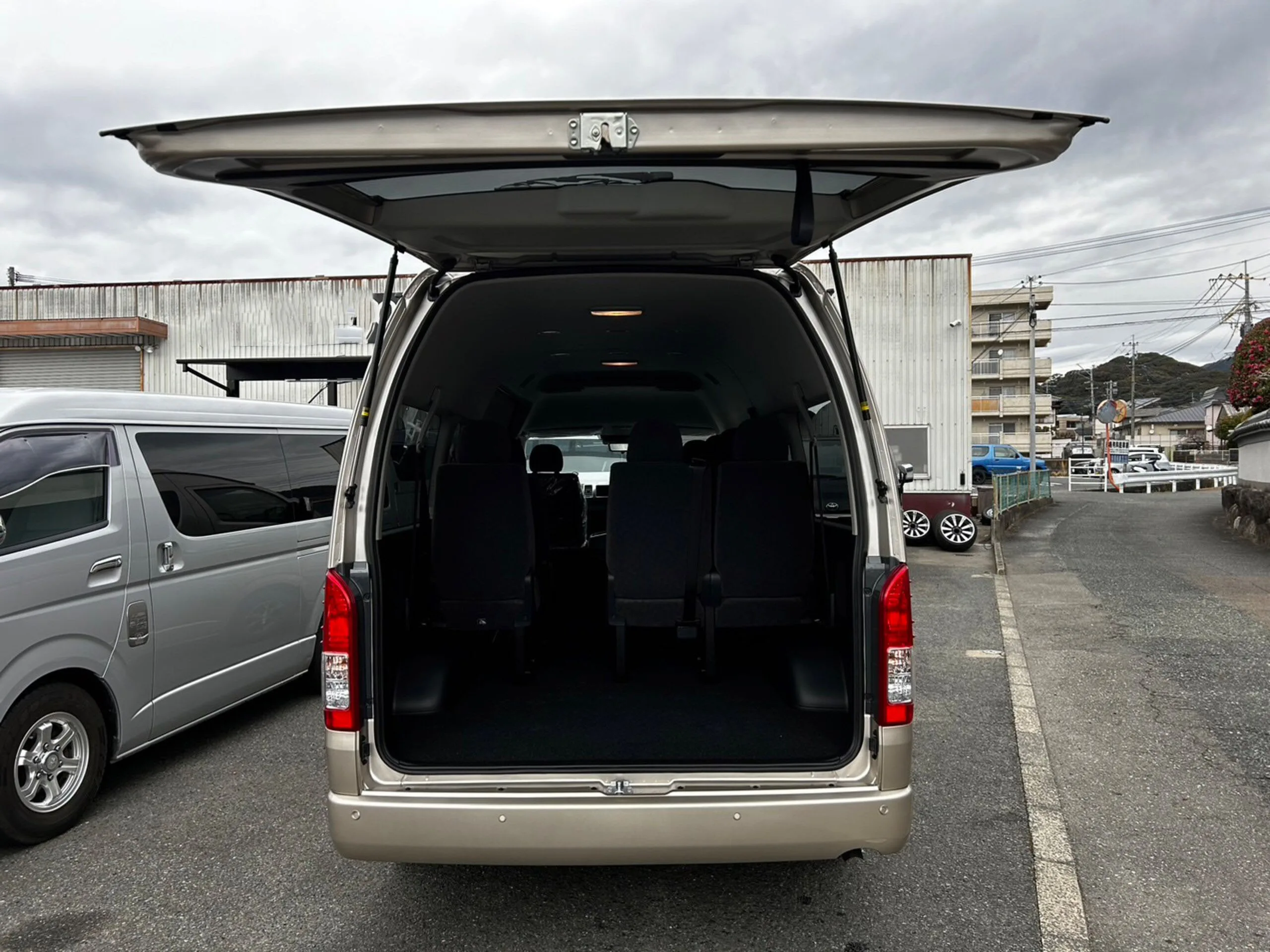 2026 Toyota Hiace 2.7 Grand Cabin 10 Seater for export from Japan