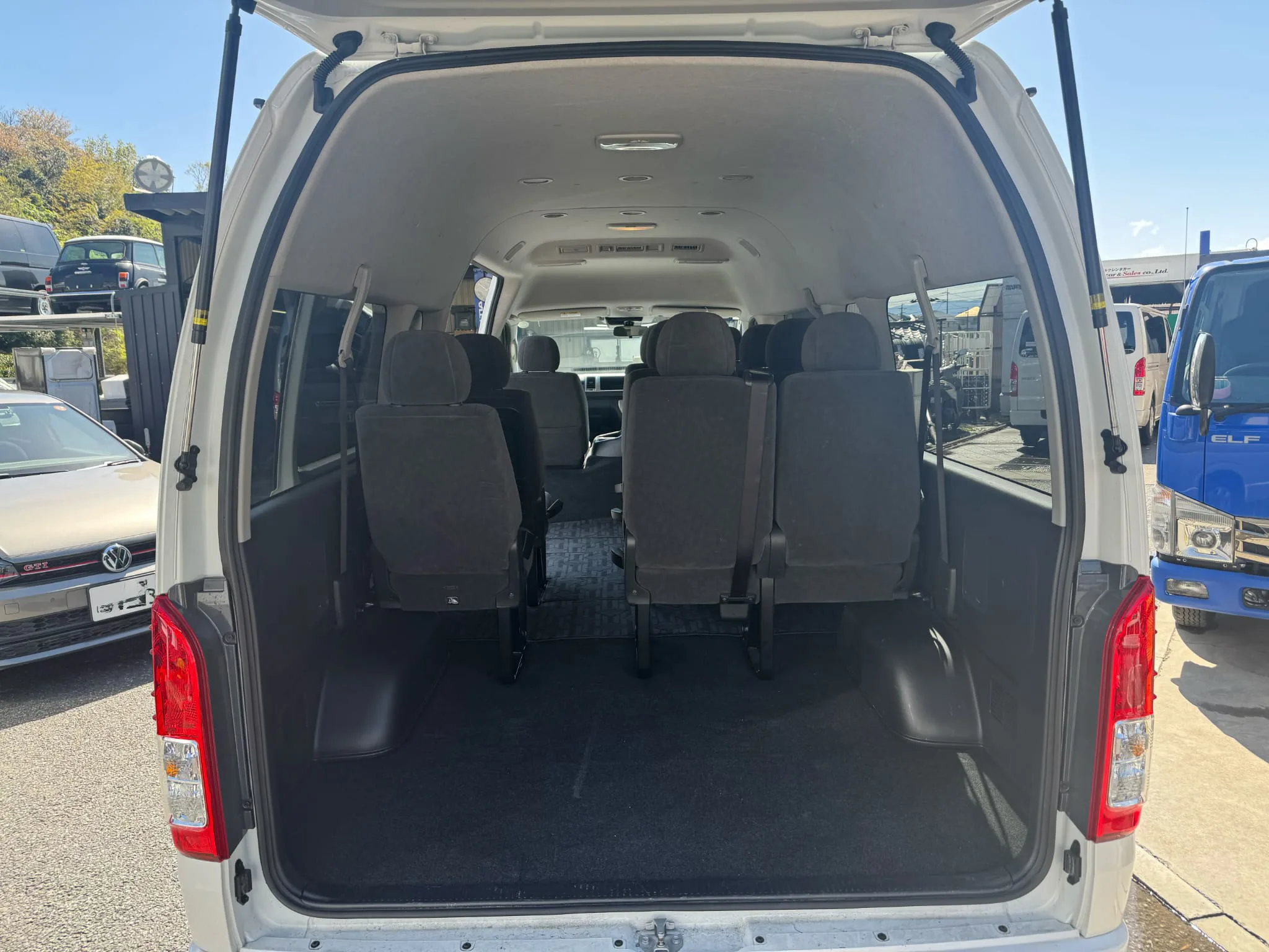 2025 Toyota Hiace Grand Cabin – 10 Seater (14 Seater Convertible) for export from Japan