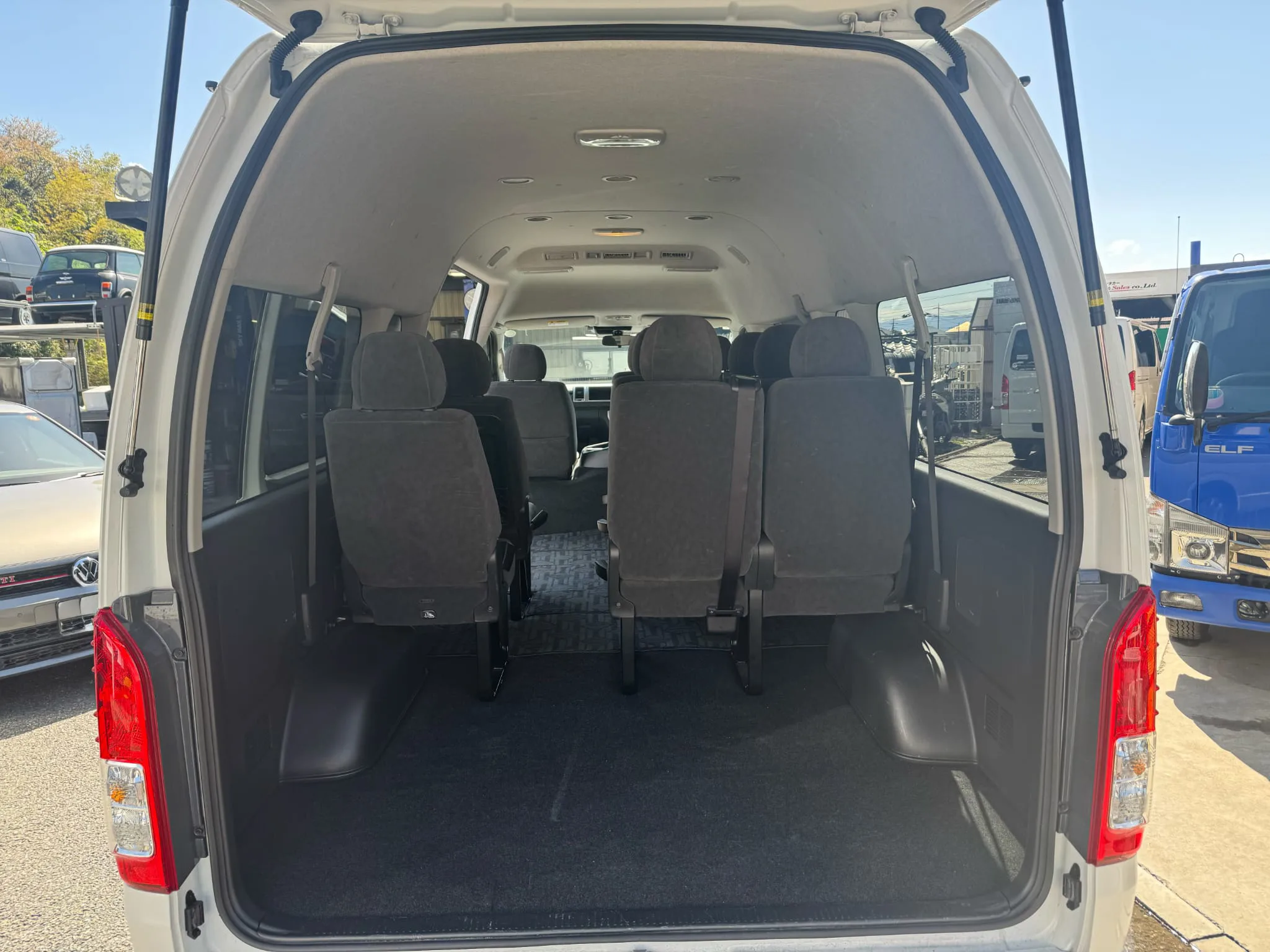 2025 Toyota Hiace Grand Cabin – 10 Seater (14 Seater Convertible) for export from Japan