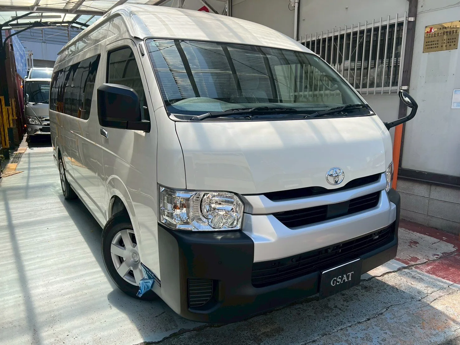 2025 Toyota Hiace Commuter 2.8 GL Diesel Turbo – 14-Seater for export from Japan