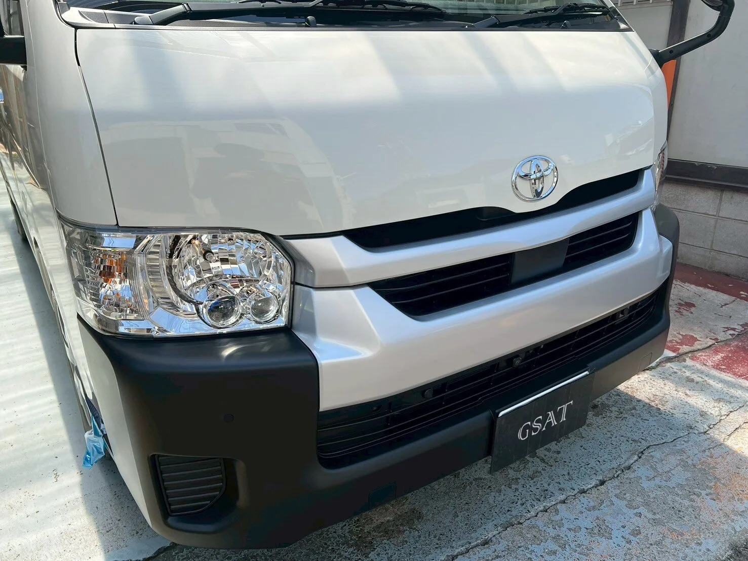 2025 Toyota Hiace Commuter 2.8 GL Diesel Turbo – 14-Seater for export from Japan