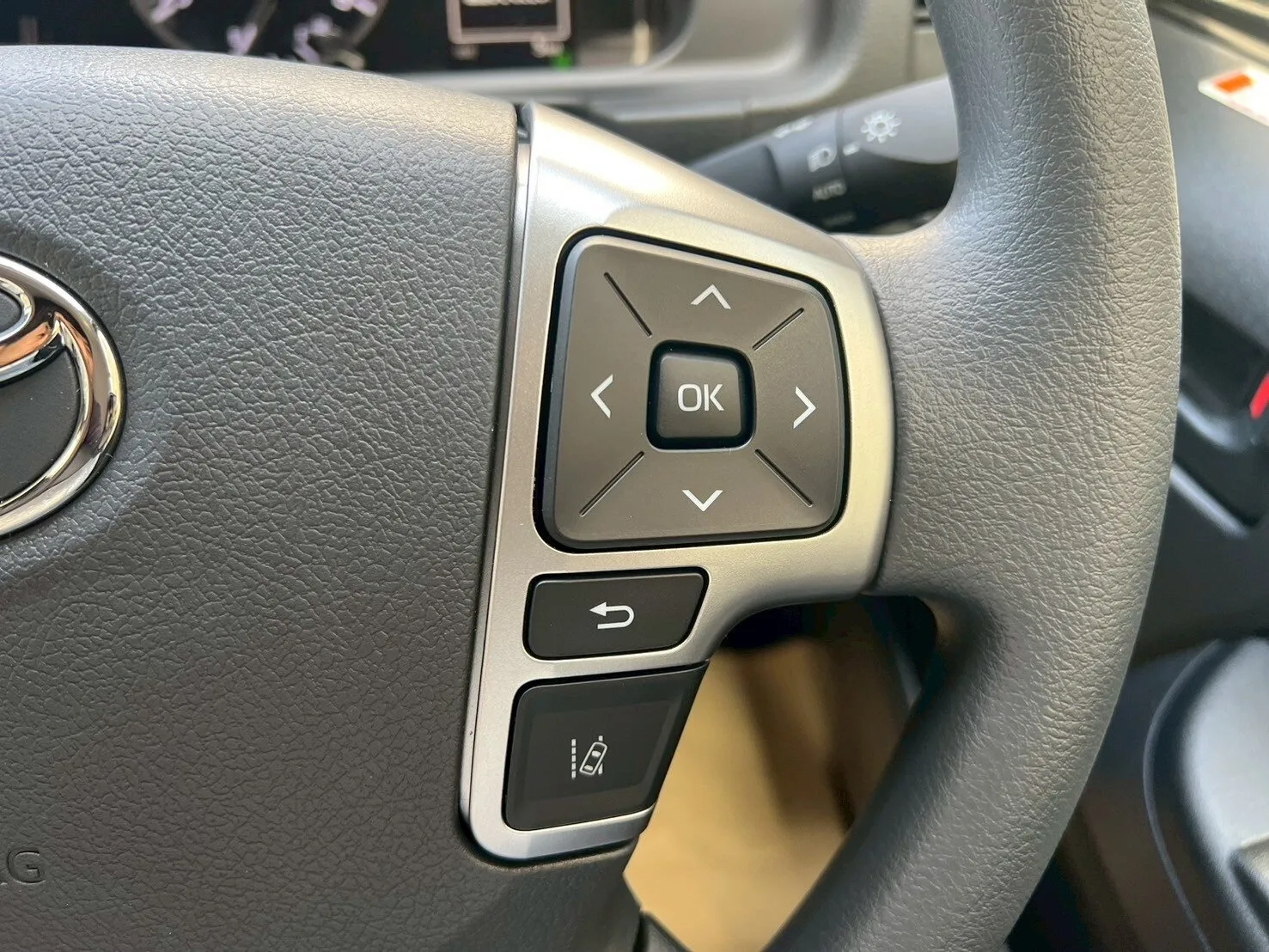 2025 Toyota Hiace Commuter 2.8 GL Diesel Turbo – 14-Seater for export from Japan