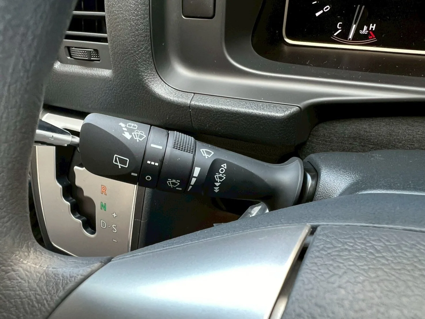 2025 Toyota Hiace Commuter 2.8 GL Diesel Turbo – 14-Seater for export from Japan