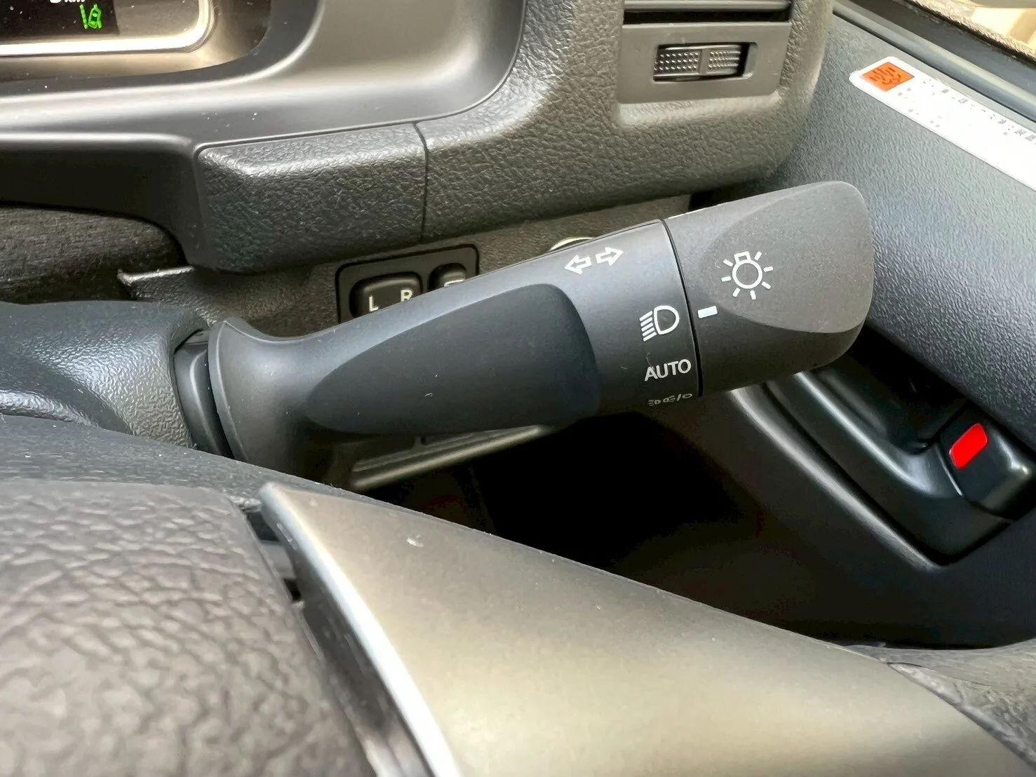 2025 Toyota Hiace Commuter 2.8 GL Diesel Turbo – 14-Seater for export from Japan