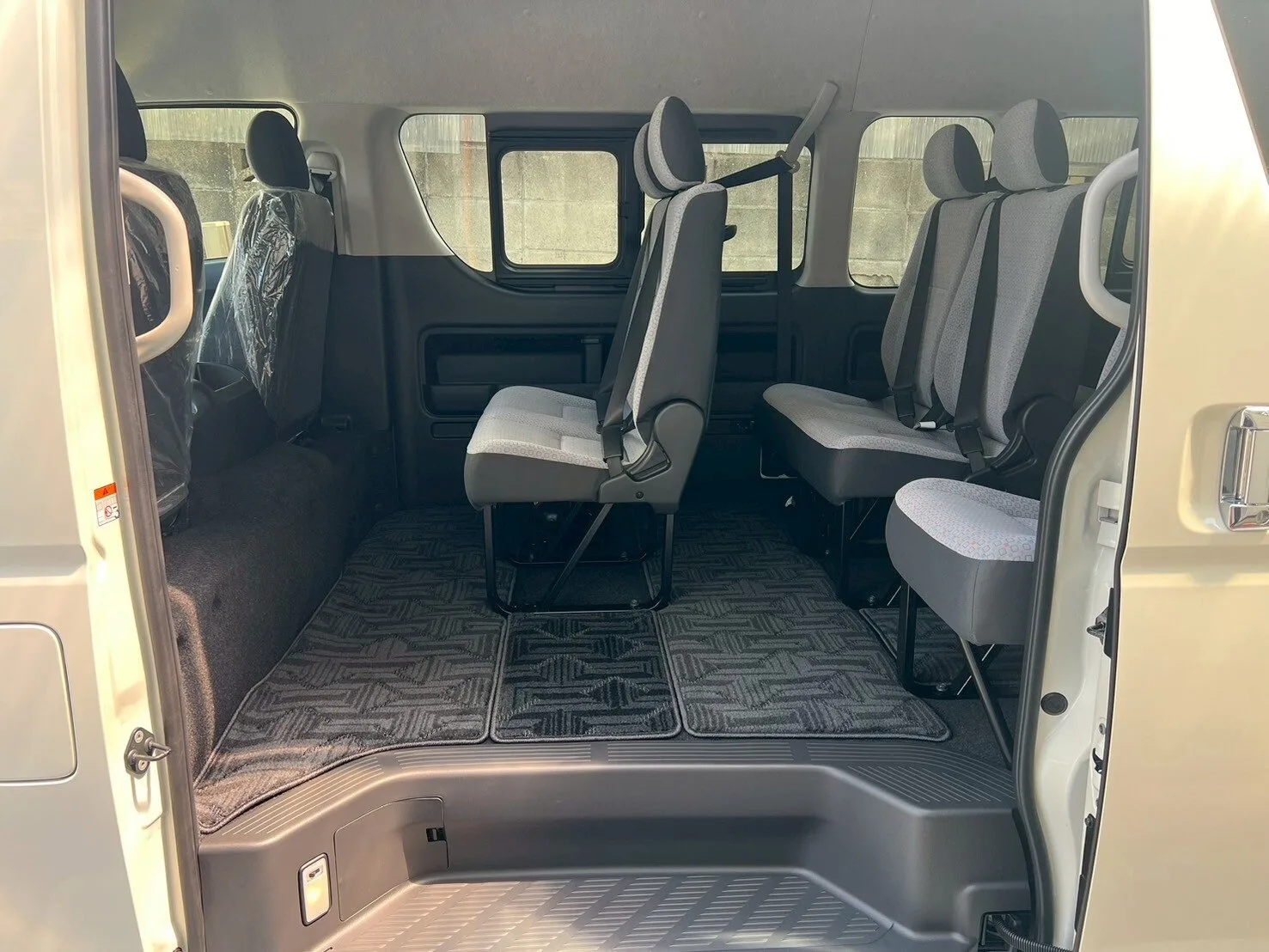 2025 Toyota Hiace Commuter 2.8 GL Diesel Turbo – 14-Seater for export from Japan