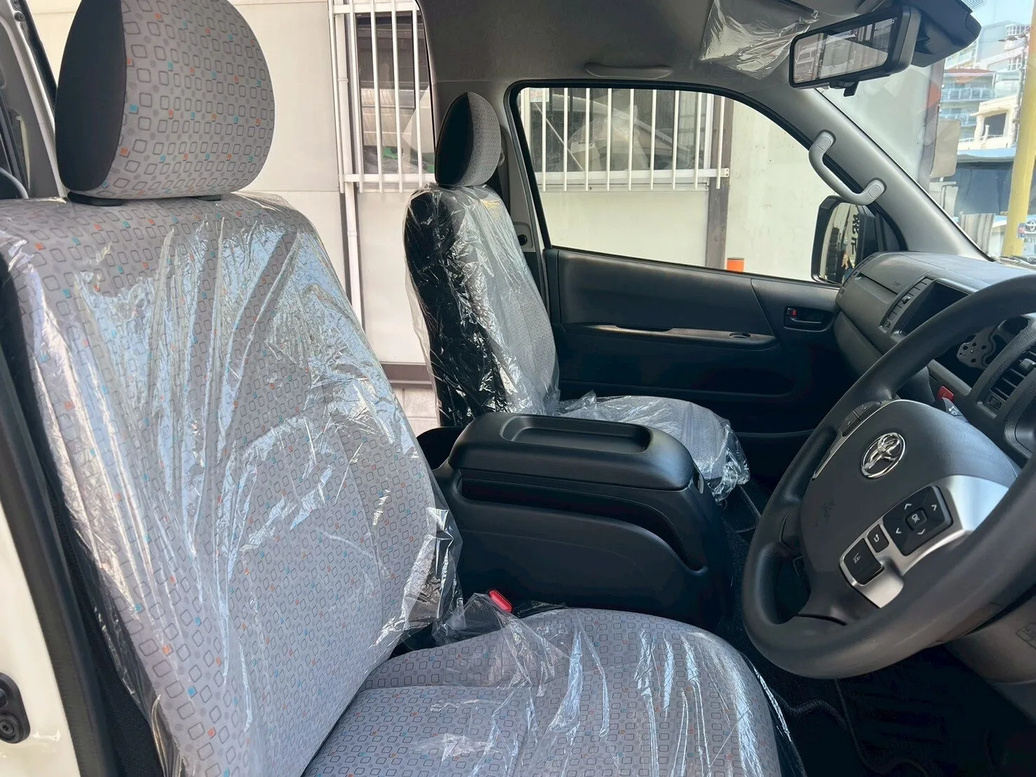 2025 Toyota Hiace Commuter 2.8 GL Diesel Turbo – 14-Seater for export from Japan