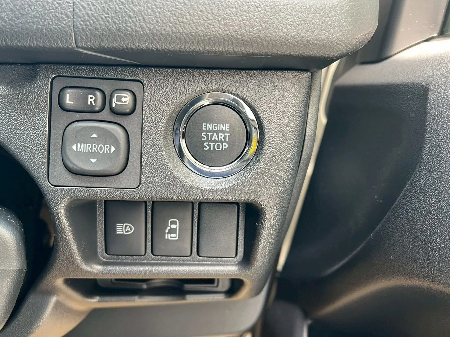 2025 Toyota Hiace Commuter 2.8 GL Diesel Turbo – 14-Seater for export from Japan