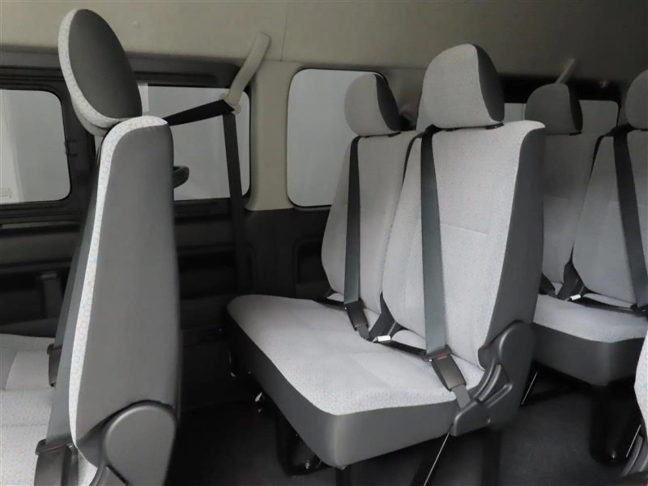 2025 Toyota Hiace Commuter 2.8 GL Diesel Turbo 14 seater (No.961014) for export from Japan