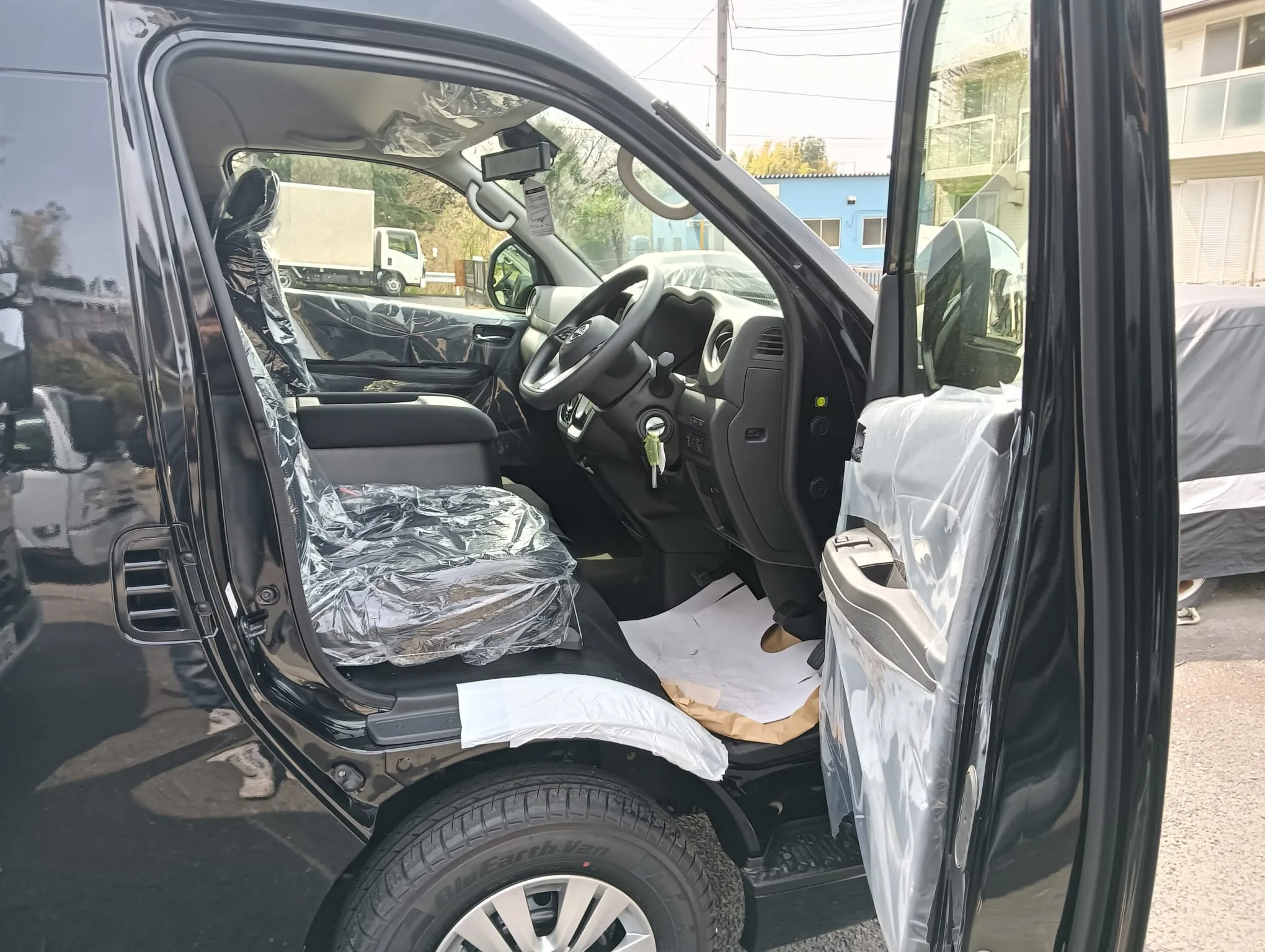 2025 Nissan Caravan 2.5L Gasoline 14 seater for export from Japan