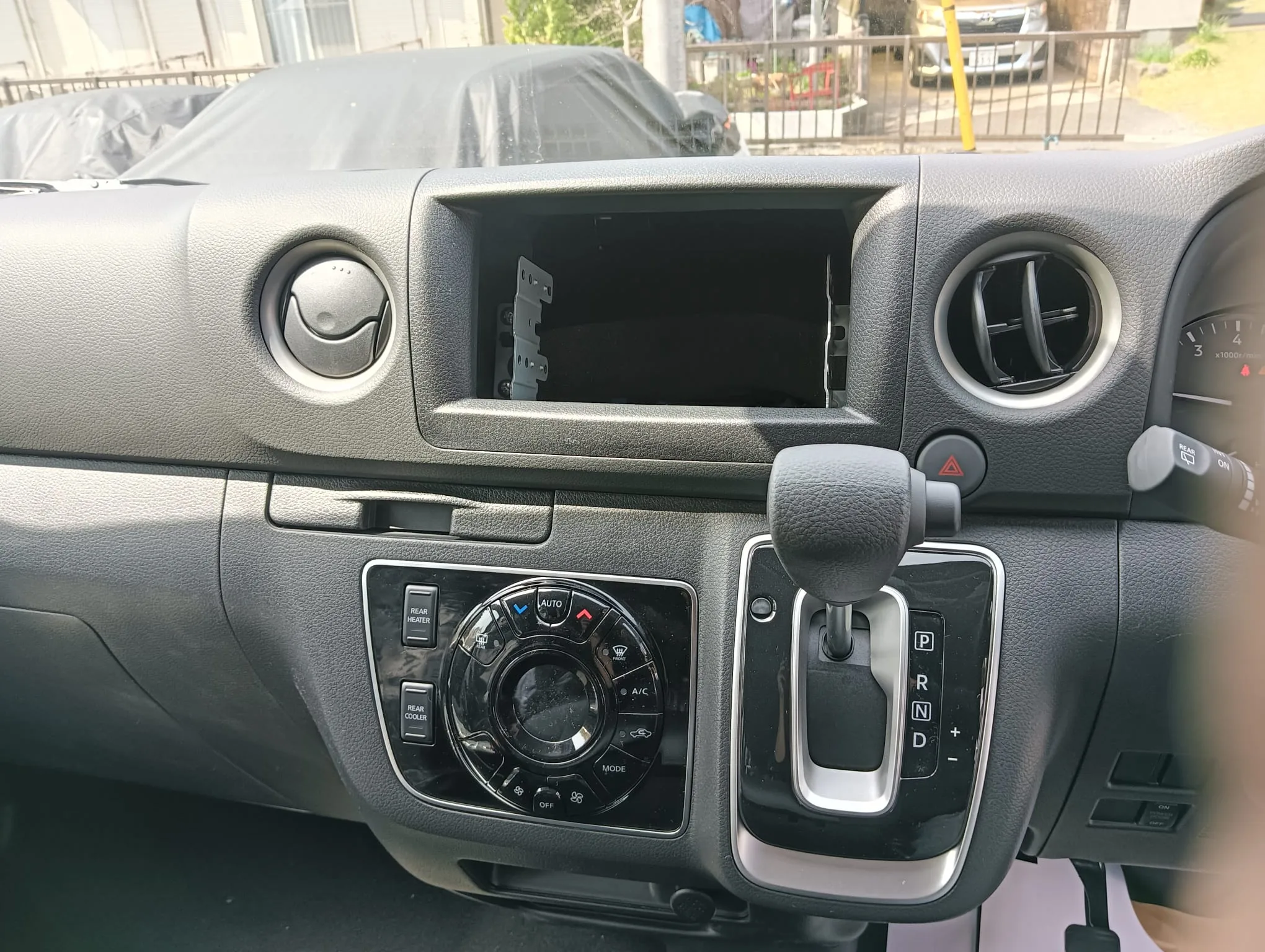 2025 Nissan Caravan 2.5L Gasoline 14 seater for export from Japan