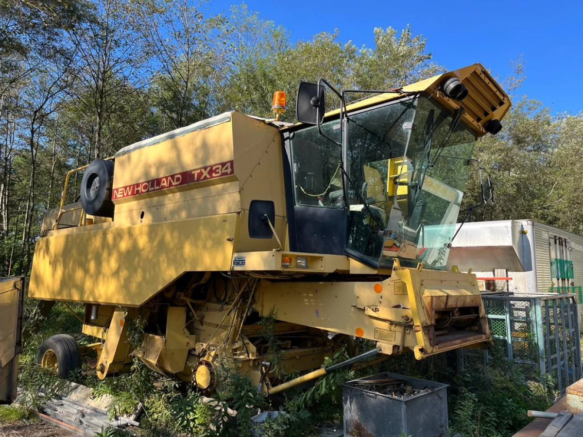 NEW HOLLAND TX34 COMBINE HARVESTER(No.J0849) for export from Japan