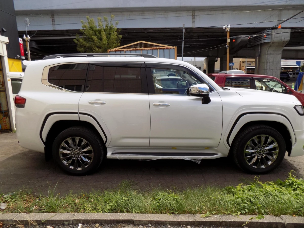 2025 TOYOTA LAND CRUISER 300 7SEATER 3.5 ZX 4WD With Modelista