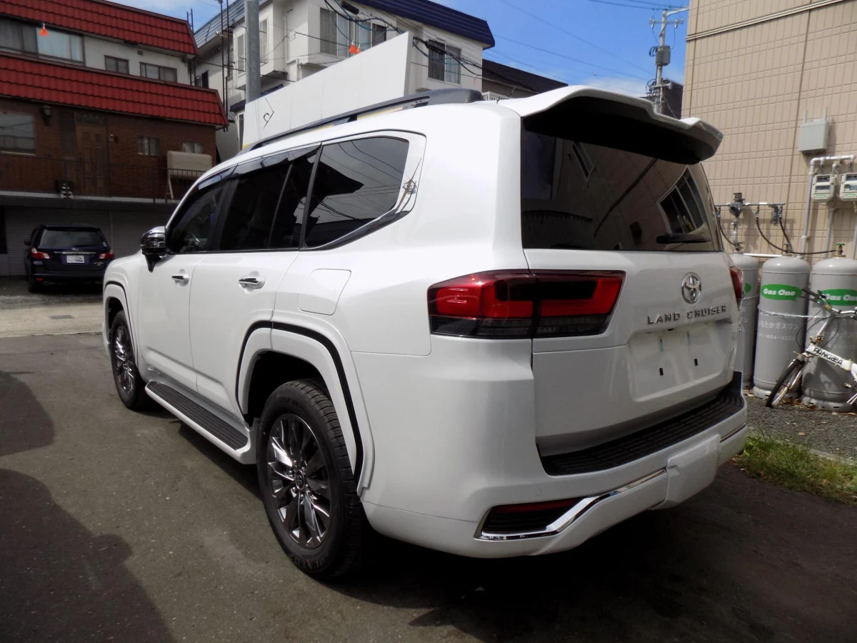 2025 TOYOTA LAND CRUISER 300 7SEATER 3.5 ZX 4WD With Modelista