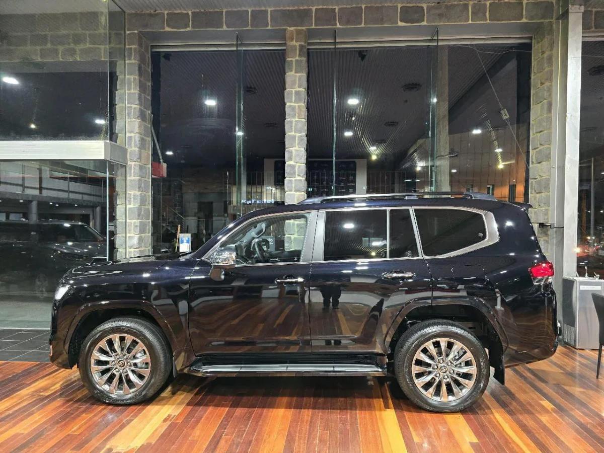 2025 Toyota Land Cruiser Sahara ZX