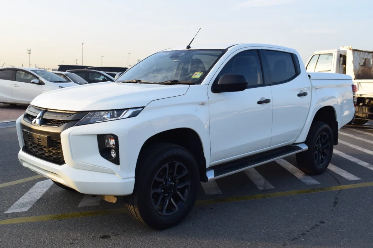2019 Mitsubishi pickup L200 White (No.830778) for export from Japan