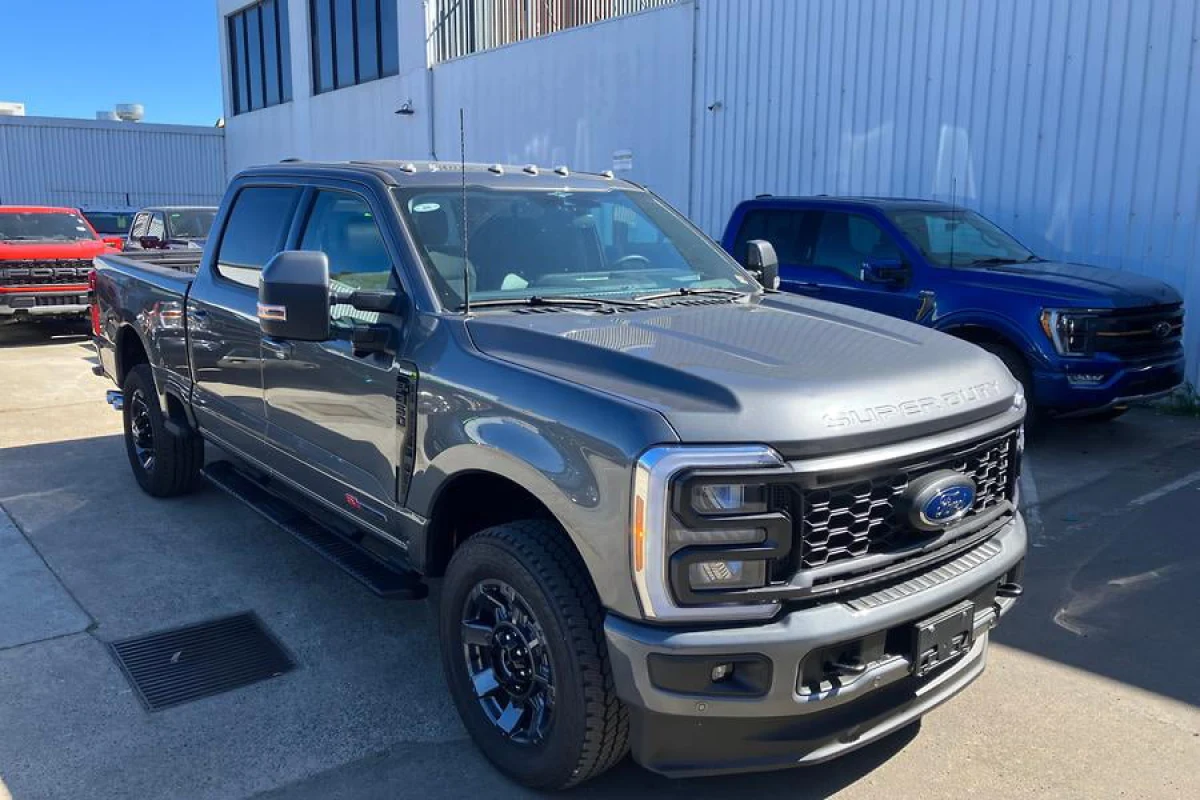 2025 Ford F350 Lariat LHD Pickup (No.960863) for export from Japan