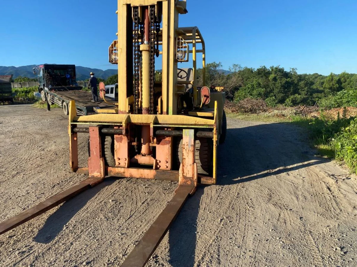 TCM FD100 Diesel-powered 10 Ton forklift (No.J0761) for export from Japan