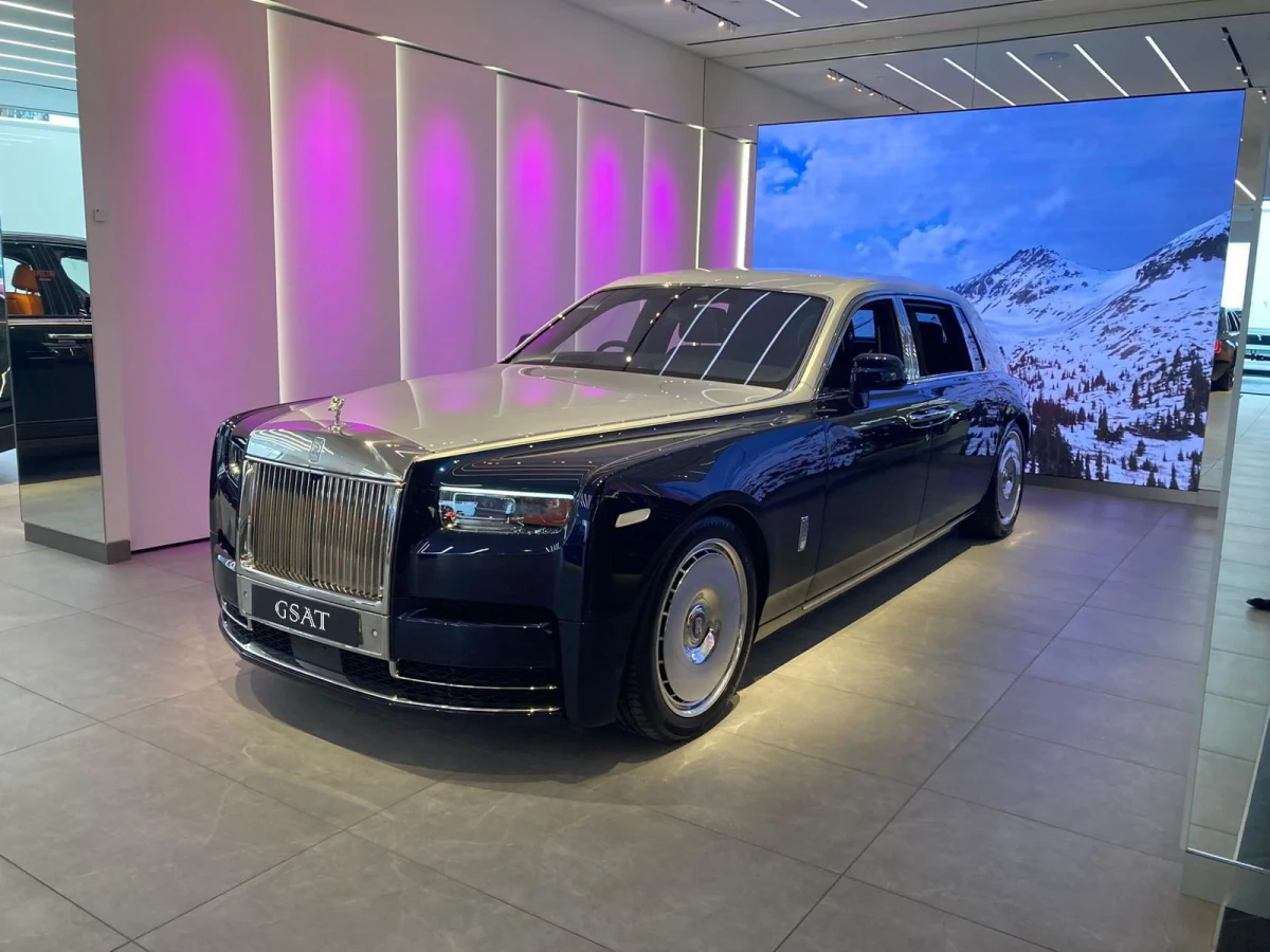 2025 Rolls-Royce Sapphire with Silver Super Luxury SUV (No.J0973) for export from Japan