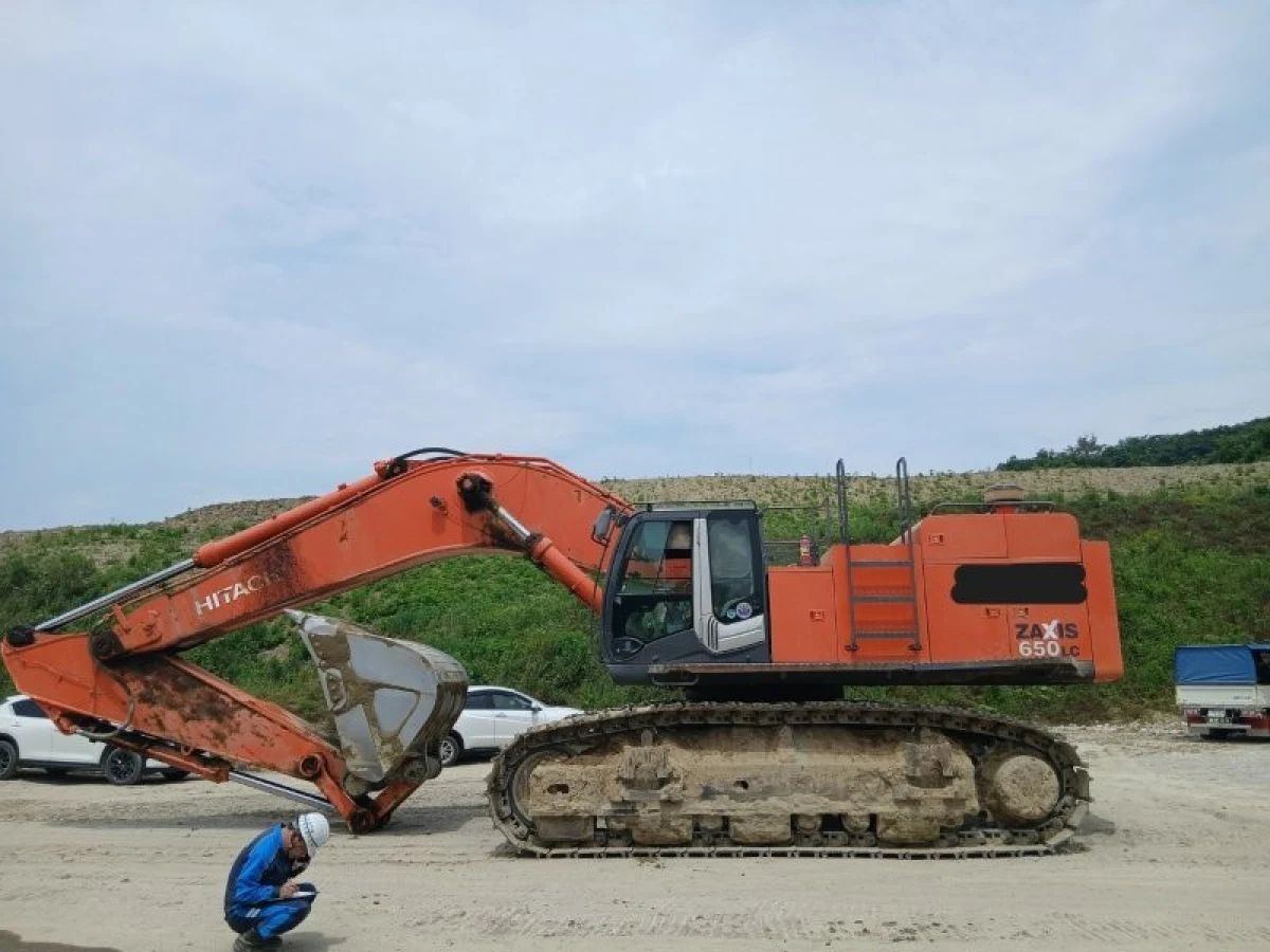 Hitachi ZX650LC-3 Hydraulic Excavator for export from Japan