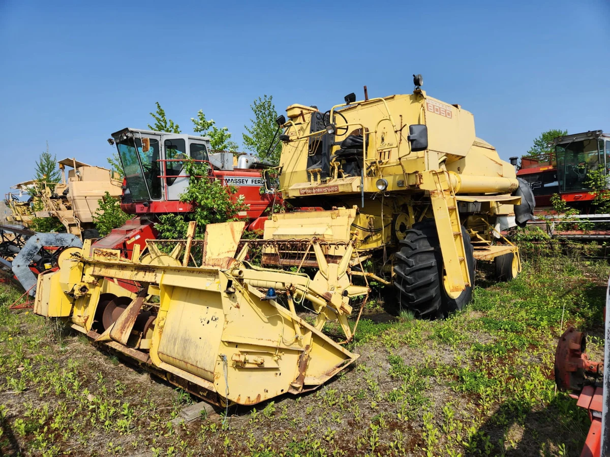 New Holland 8050 Combine Harvester (No.J0885)