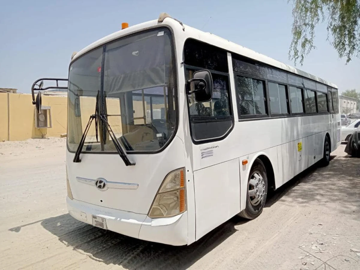 2009 Hyundai 6 cylinder long Bus with AC (No.830735) for export from Japan