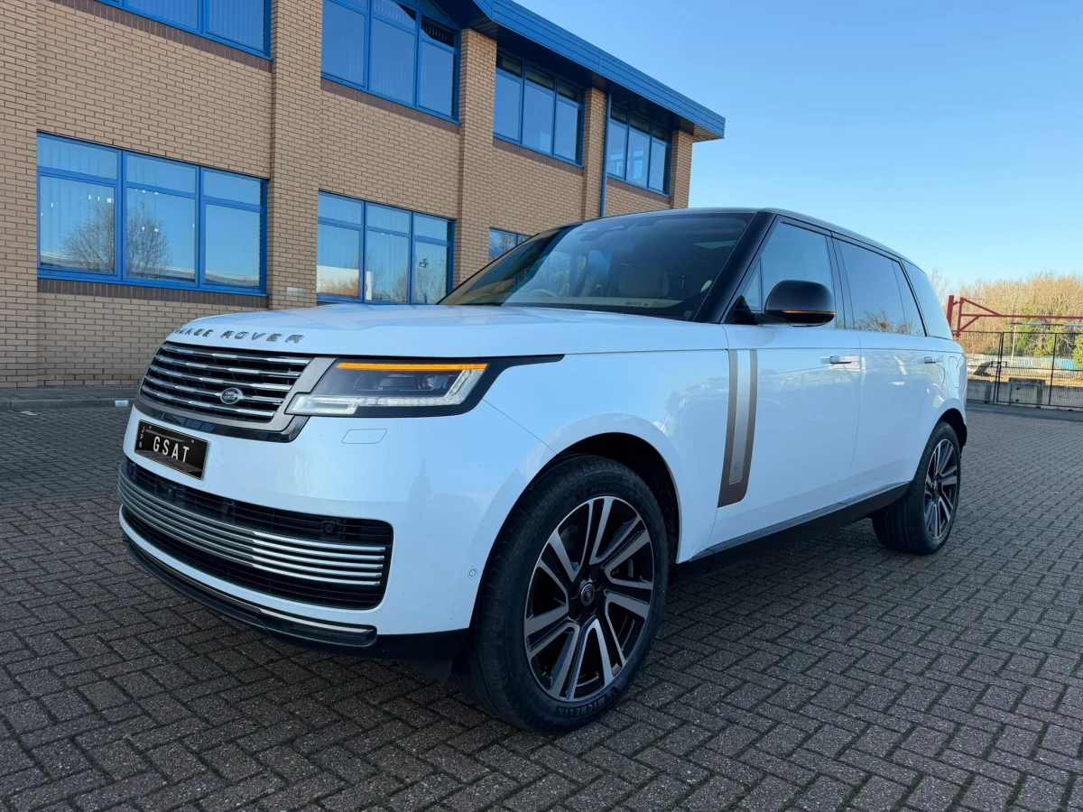 Land Rover Range Rover SV Signature Suite RHD - White for export from Japan