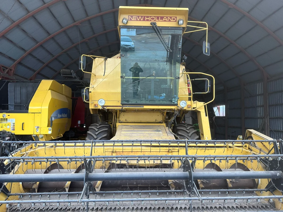 NEW HOLLAND 8070 COMBINE HARVESTER (No.J0781) for export from Japan