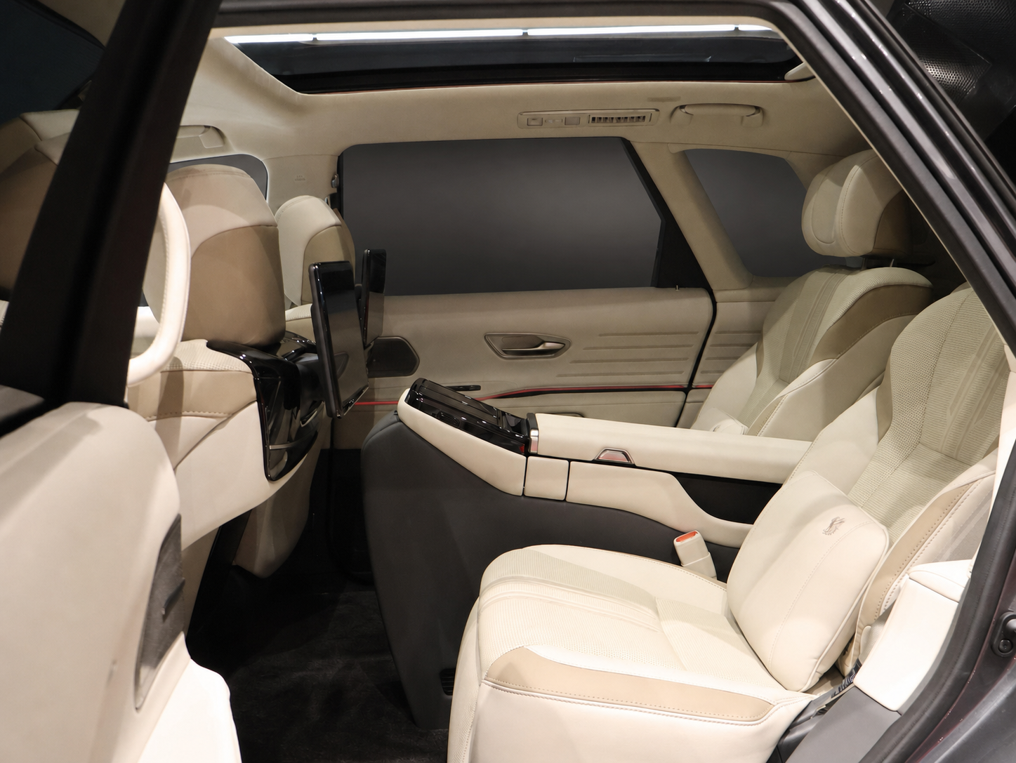 2025 Toyota Century SUV 3.5L Plug-in Hybrid 4WD 4-Seater for export from Japan