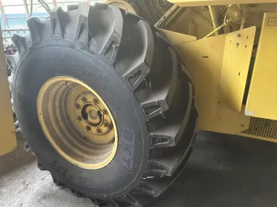 NEW HOLLAND 8070 COMBINE HARVESTER (No.J0781) for export from Japan