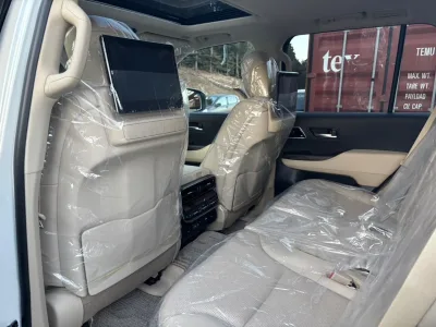 2025 Toyota Land Cruiser 300 ZX – Ultimate Luxury & Performance (No.J1038) for export from Japan