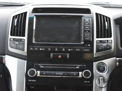 2014 Toyota Land Cruiser Sahara Silver (No.830752) for export from Japan