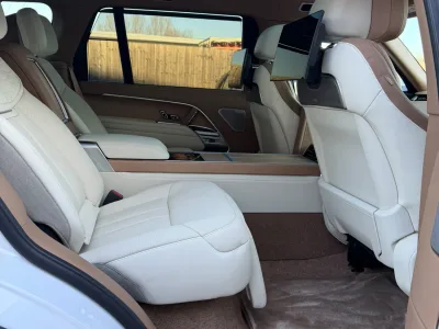Land Rover Range Rover SV Signature Suite RHD - White for export from Japan