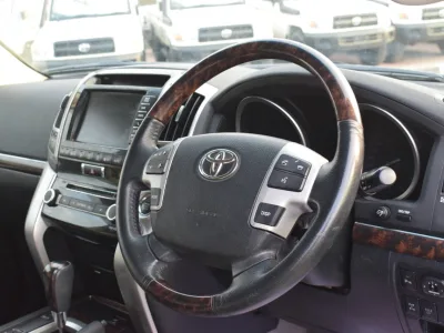 2014 Toyota Land Cruiser Sahara Silver (No.830752) for export from Japan
