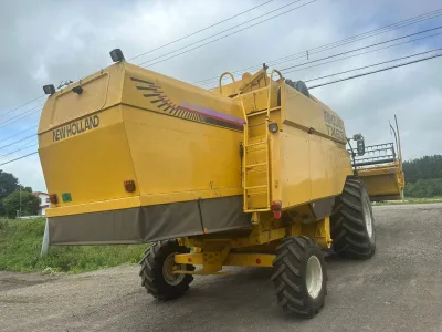 2001 NEW HOLLAND TX63 COMBINE HARVESTER (No.J0798)