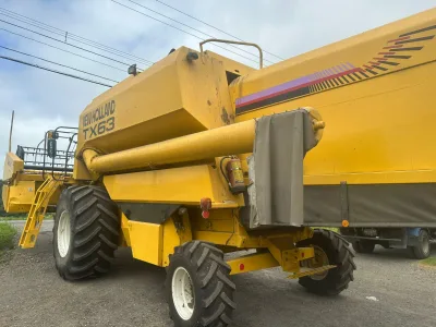 2001 NEW HOLLAND TX63 COMBINE HARVESTER (No.J0798)
