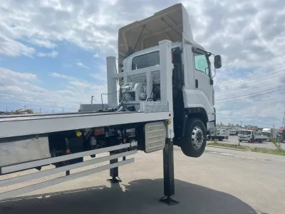 2017 Isuzu Giga Self Loader Truck with Winch remote control (No.Jo480s)