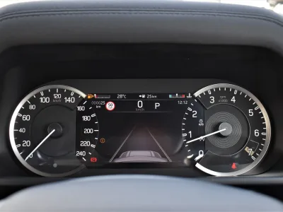 2025 Land Rover Defender 90 SE 2.0 AWD – The Ultimate Off-Road Legend! for export from Japan