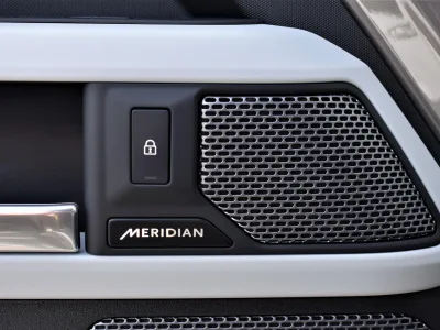 2025 Land Rover Defender 90 SE 2.0 AWD – The Ultimate Off-Road Legend! for export from Japan