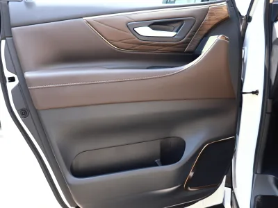2025 Toyota Alphard Hybrid 2.5 Executive Lounge E-Four 4WD: Unmatched Luxury and Performance (No.960970)