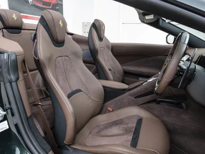 2025 Ferrari Roma Spider — Verde Zeltweg / Cioccolato