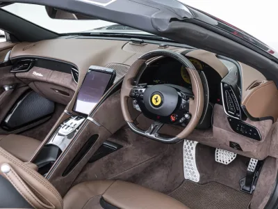 2025 Ferrari Roma Spider — Verde Zeltweg / Cioccolato