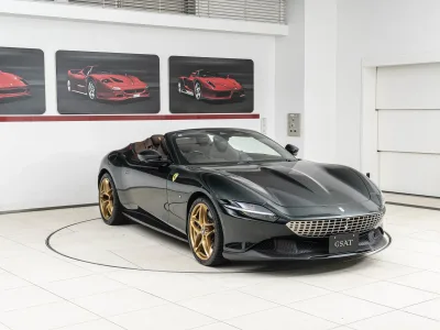 2025 Ferrari Roma Spider — Verde Zeltweg / Cioccolato