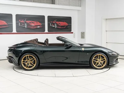 2025 Ferrari Roma Spider — Verde Zeltweg / Cioccolato