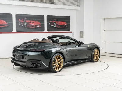 2025 Ferrari Roma Spider — Verde Zeltweg / Cioccolato