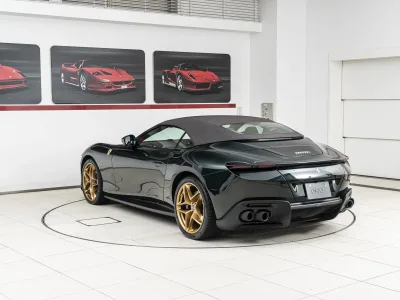 2025 Ferrari Roma Spider — Verde Zeltweg / Cioccolato