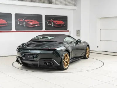 2025 Ferrari Roma Spider — Verde Zeltweg / Cioccolato