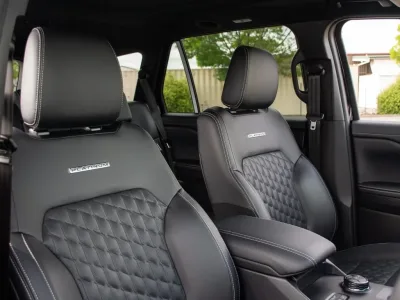 2025 Ford Everest Platinum 3.0L V6 4WD SUV 7 Seater for export from Japan